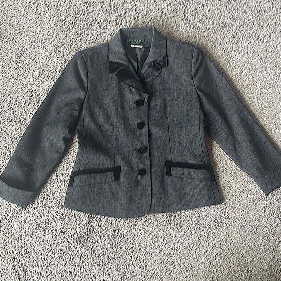 Harve Bernard by Bernard Holtzman Petite Velvet Trimmed Blazer! - Picture 3 of 10